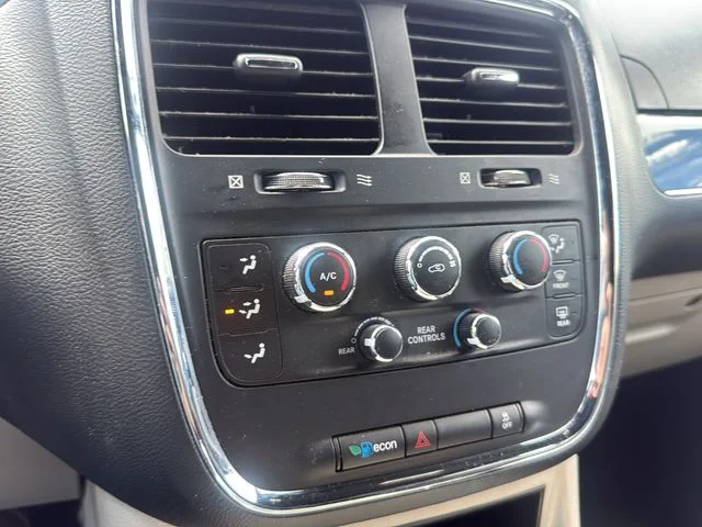 Used 2019 White Dodge SXT image 20