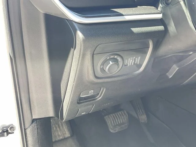Used 2022 Silver Jeep Altitude image 19