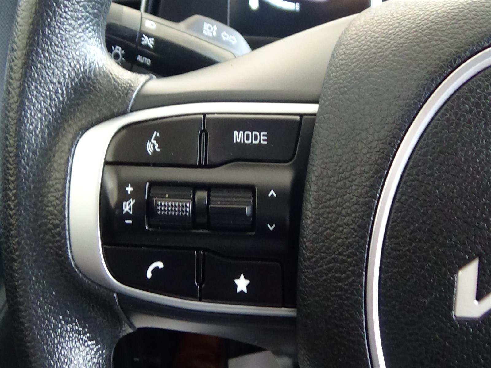 Certified Used 2025 Glacial White Pearl (gwp) Kia LX image 21