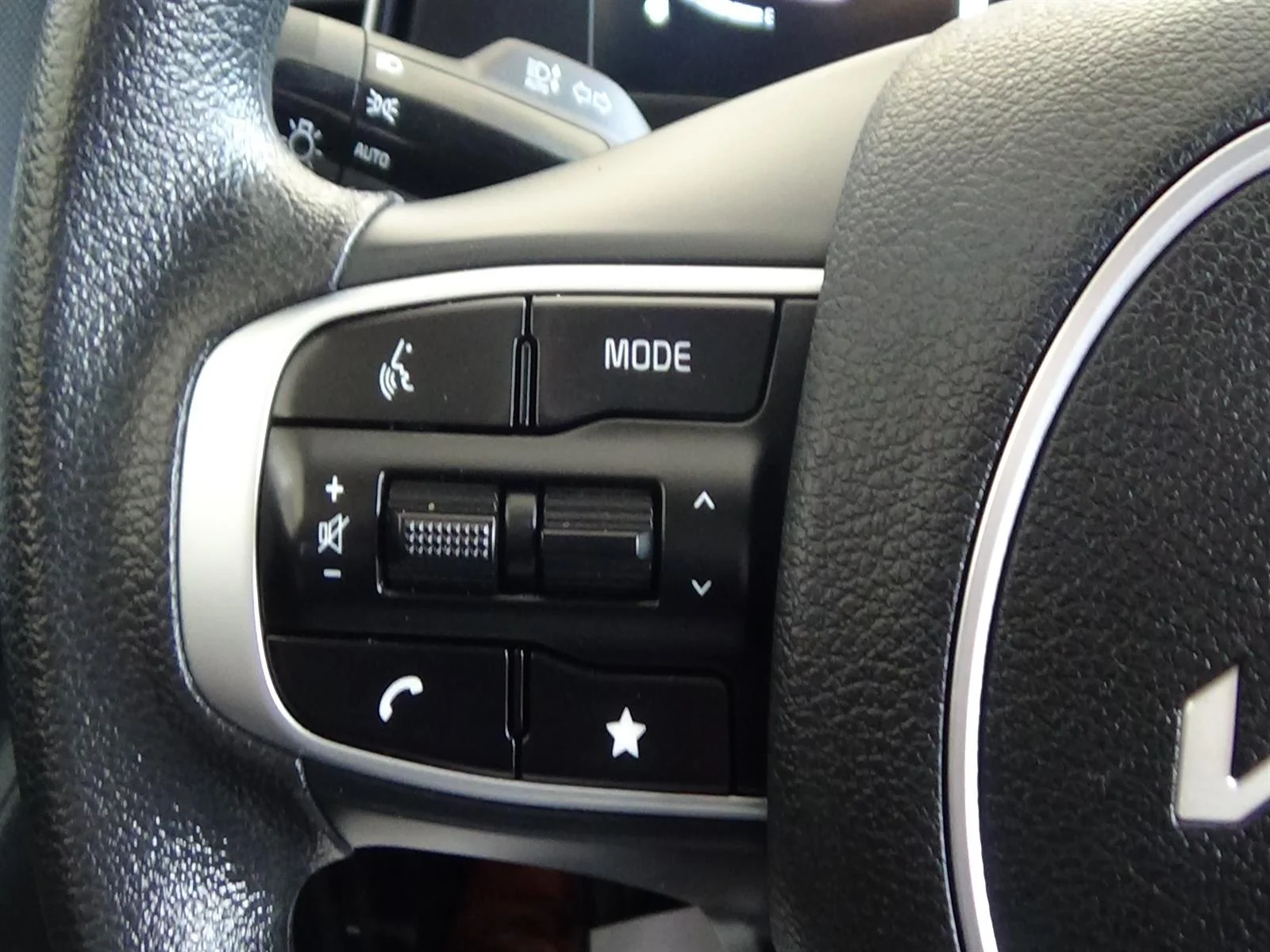 Used 2025 Glacial White Pearl (gwp) Kia LX image 21
