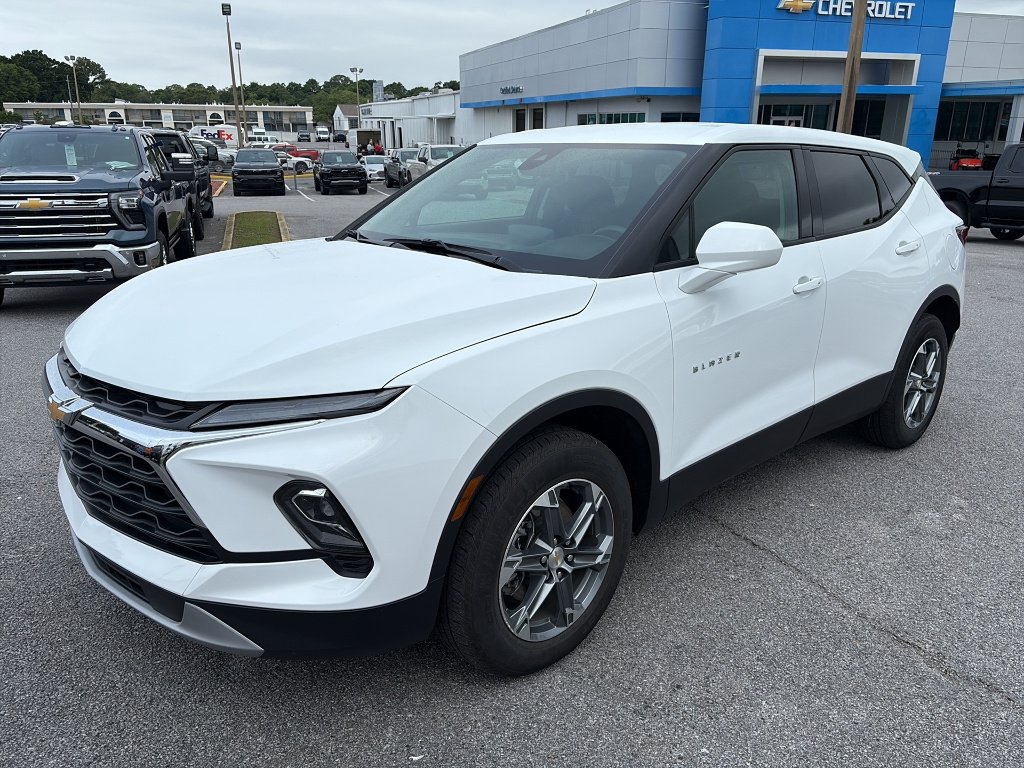 Used 2025 Summit White Chevrolet 2LT image 2