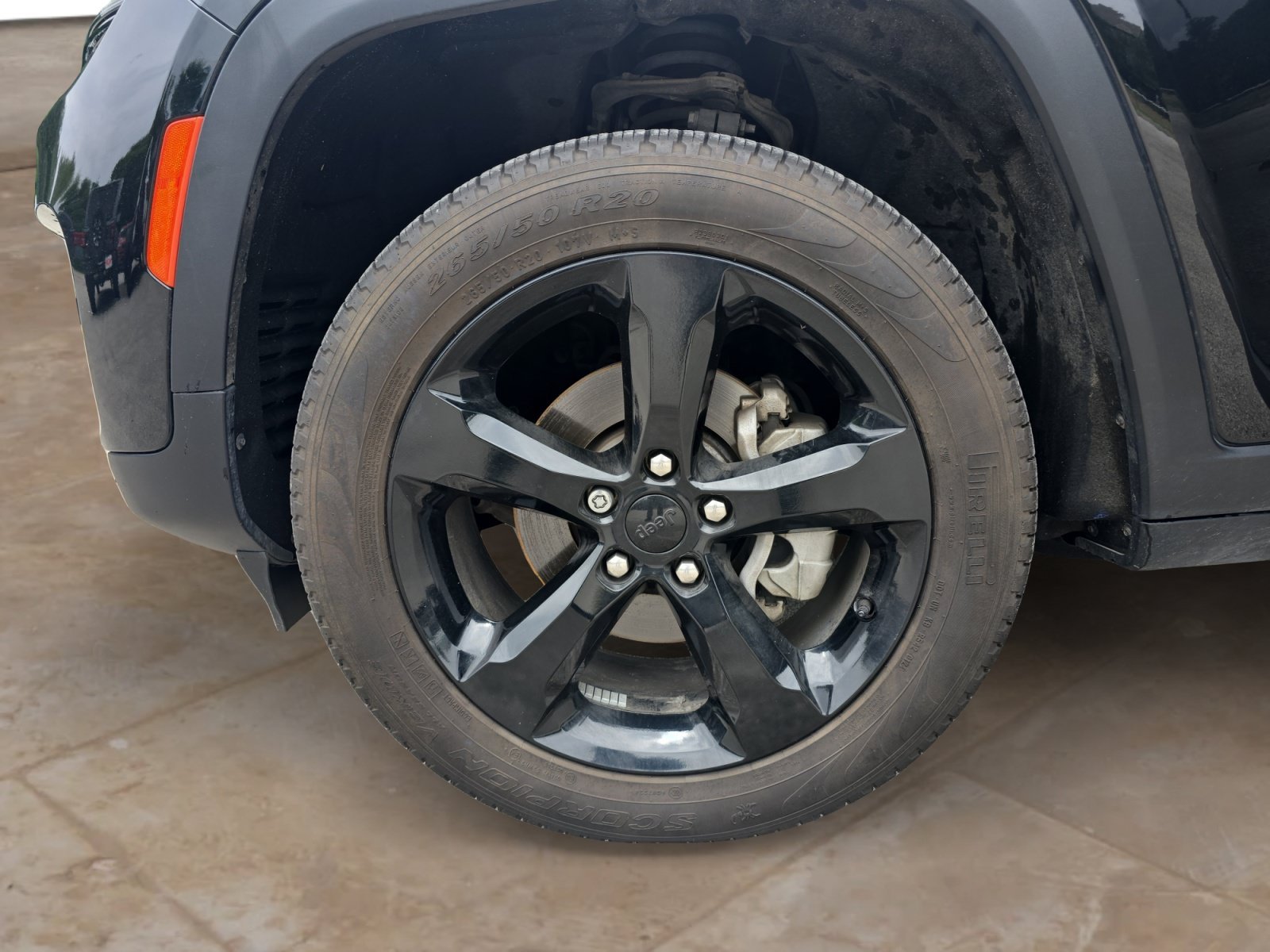 Used 2023 Diamond Black Crystal Pearlcoat Jeep Limited image 28