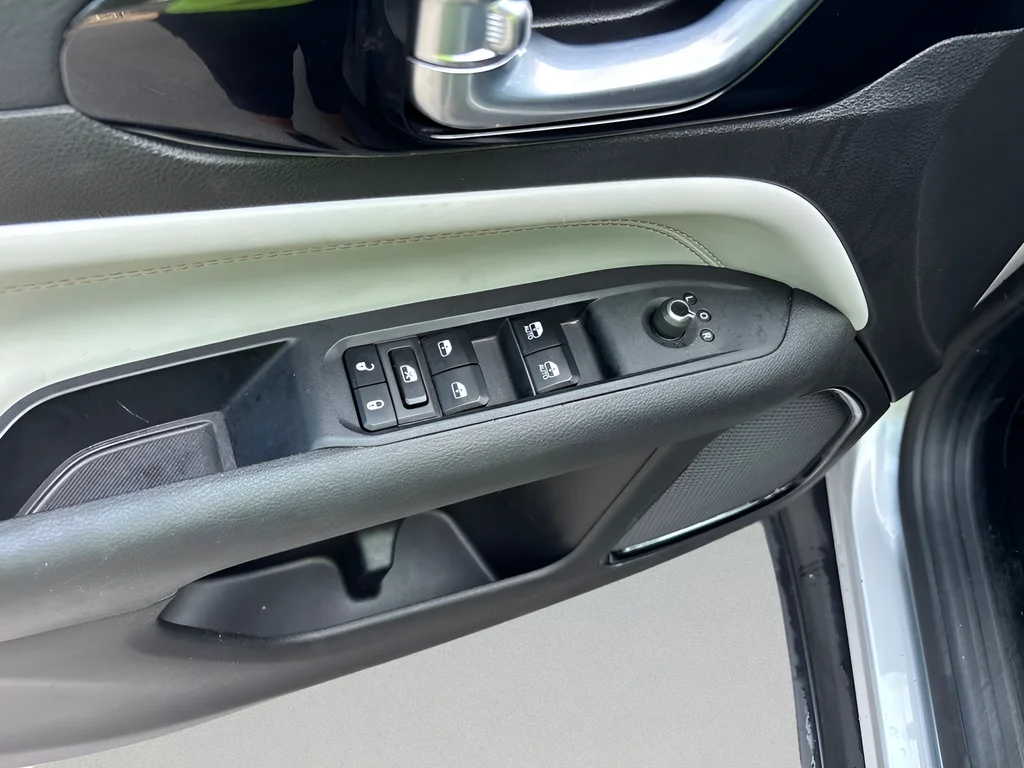 Used 2025 Silver Jeep Limited image 25