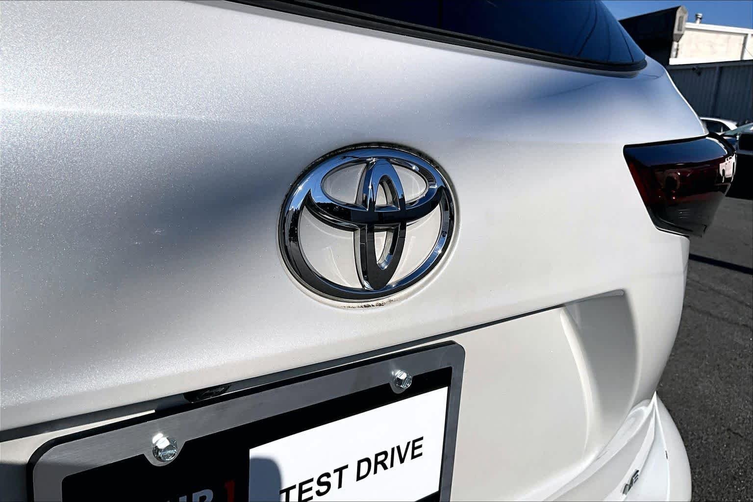 Used 2023 Wind Chill Pearl Toyota LE image 31