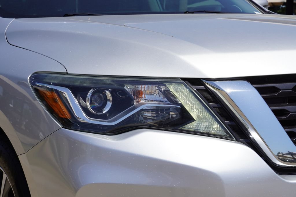 Used 2018 Silver Nissan Platinum image 4