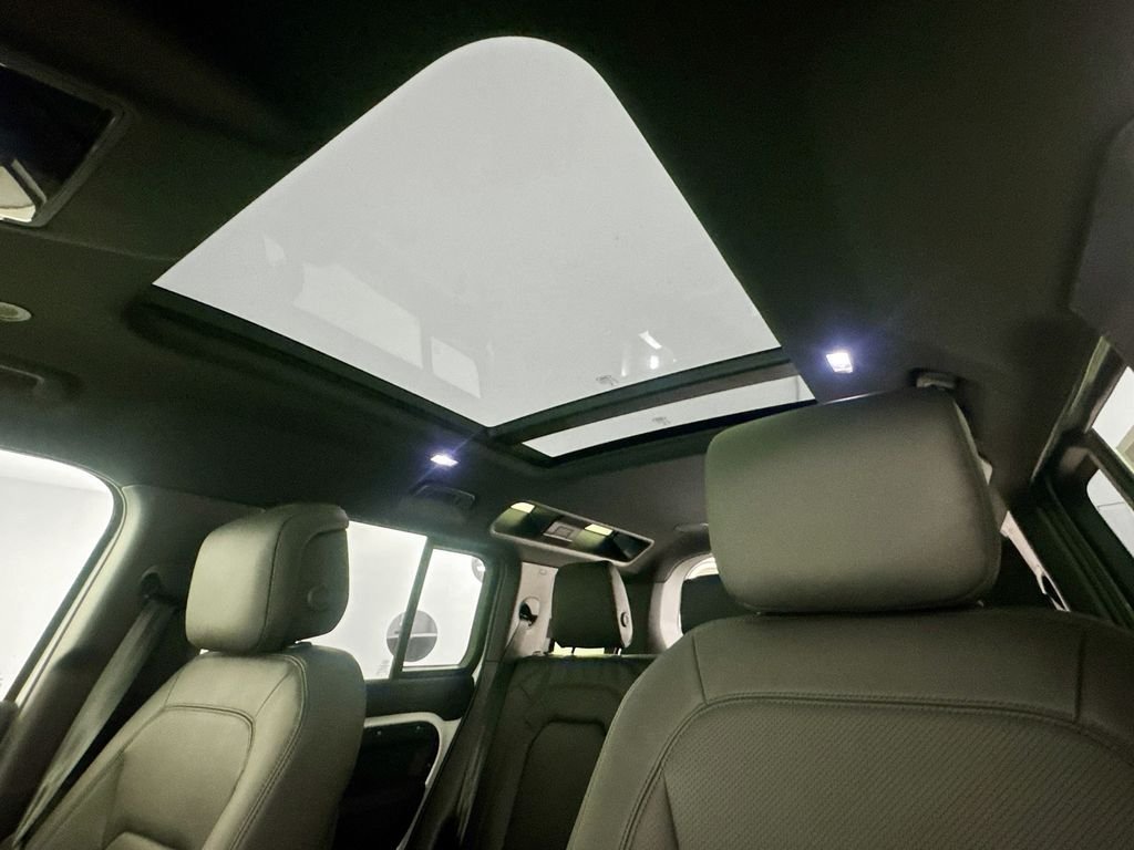 New 2026 Fuji White Land Rover X-Dynamic SE image 21