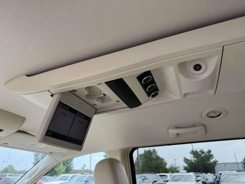 Used 2010 White Volkswagen SE image 4