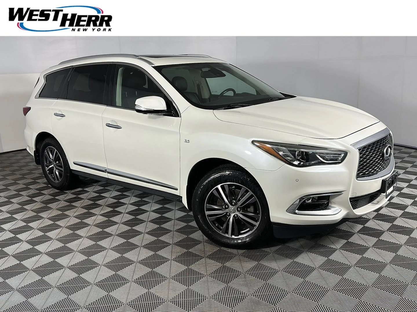 Used 2019 Majestic White INFINITI LUXE image 1