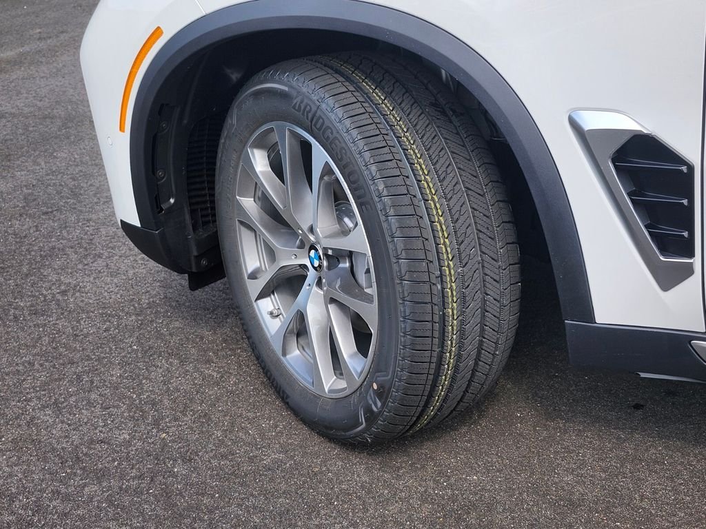 New 2026 White BMW xDrive40i image 31