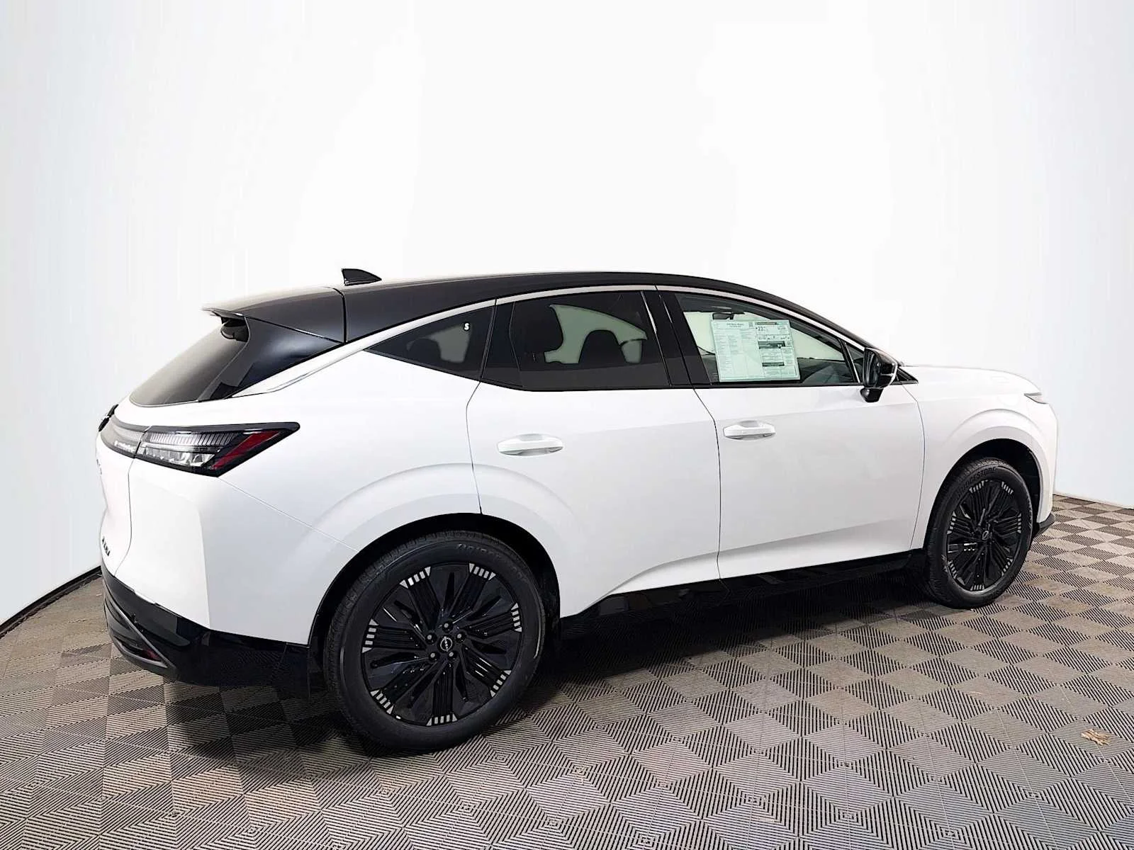 New 2026 Everest White Pearl TriCoat / Super Black Two-tone Nissan Platinum image 2