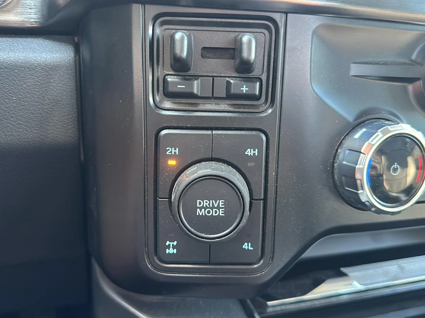 Used 2024 Glacier Gray Metallic Tri-Coat Ford Lariat image 24