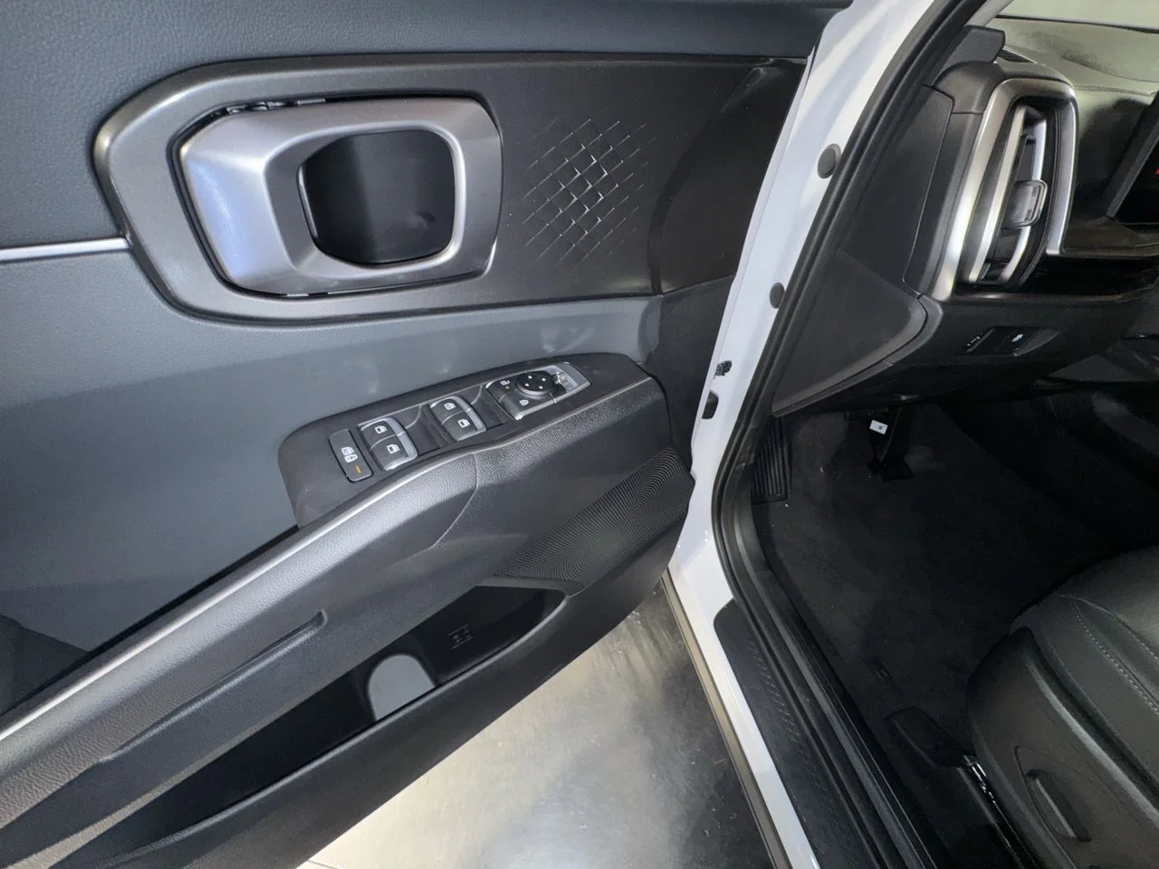 New 2026 White Pearl Kia S image 17