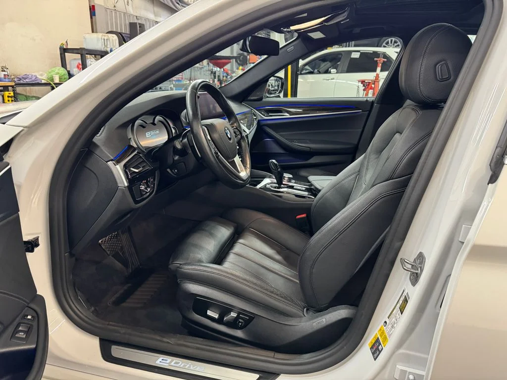 Used 2019 White BMW 530e iPerformance image 13