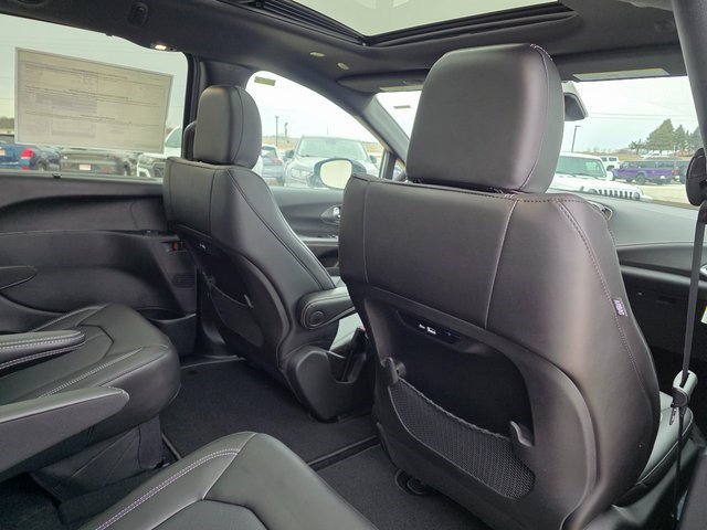 New 2026 Silver Mist Clearcoat Chrysler Select image 13