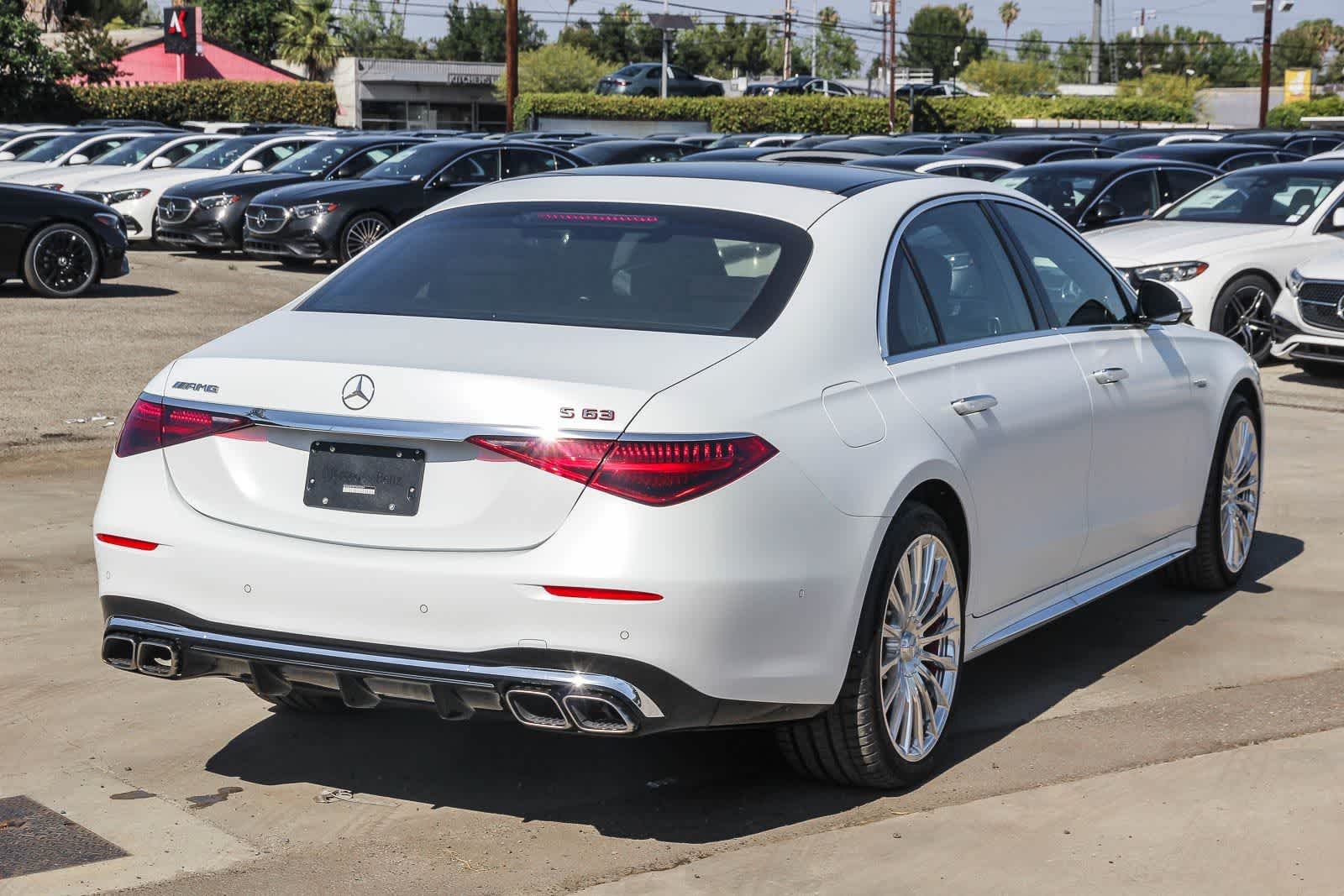 New 2026 MANUFAKTUR Moonlight White Magno Mercedes-Benz AMG® S 63 E image 4