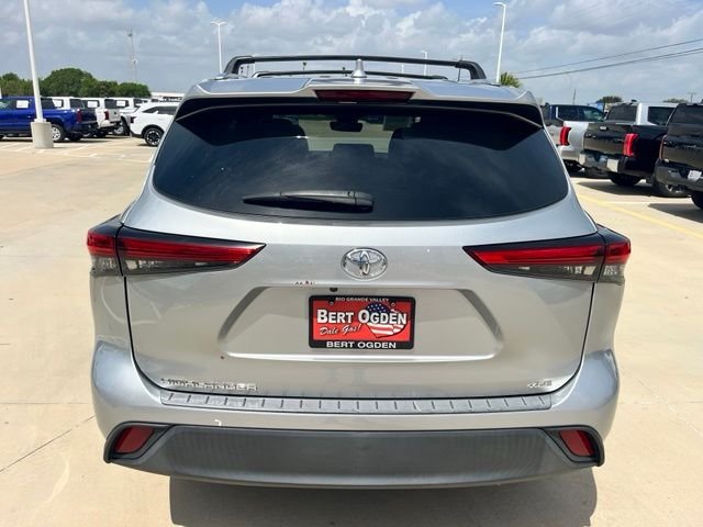 Used 2021 Silver Toyota XLE image 3