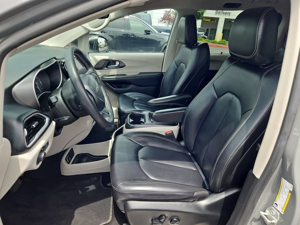Used 2023 Ceramic Gray Clearcoat Chrysler Touring L image 21