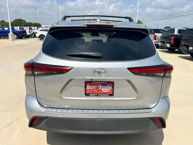 Used 2021 Silver Toyota XLE image 3