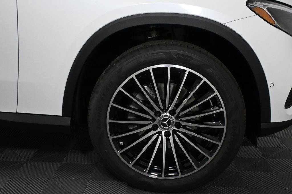 New 2027 MANUFAKTUR Moonlight White Metallic Mercedes-Benz GLC 300 image 36