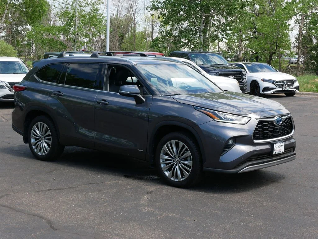 Used 2022 Toyota Highlander Platinum with VIN 5TDEBRCH8NS087043 for sale in Minneapolis, Minnesota