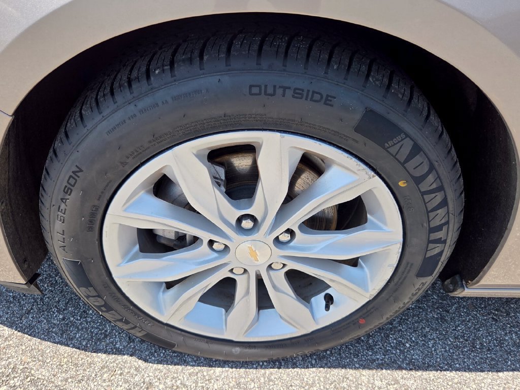 Used 2024 Mineral Gray Metallic Chevrolet LT image 10