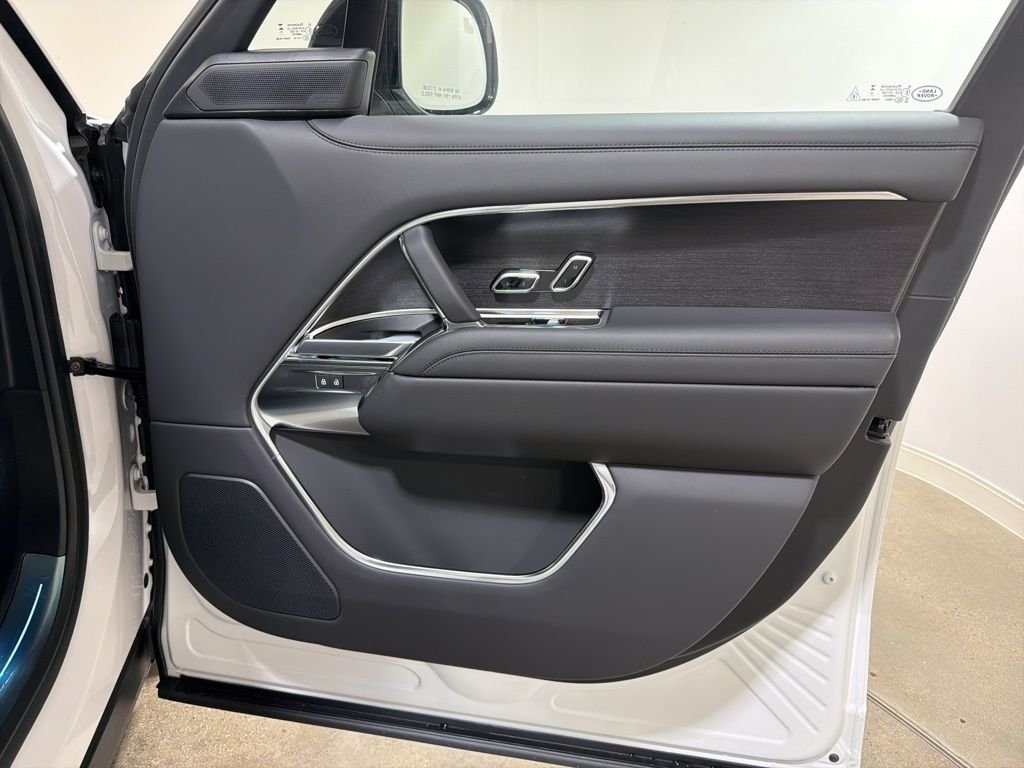 New 2026 Ostuni Pearl White Land Rover SE image 23