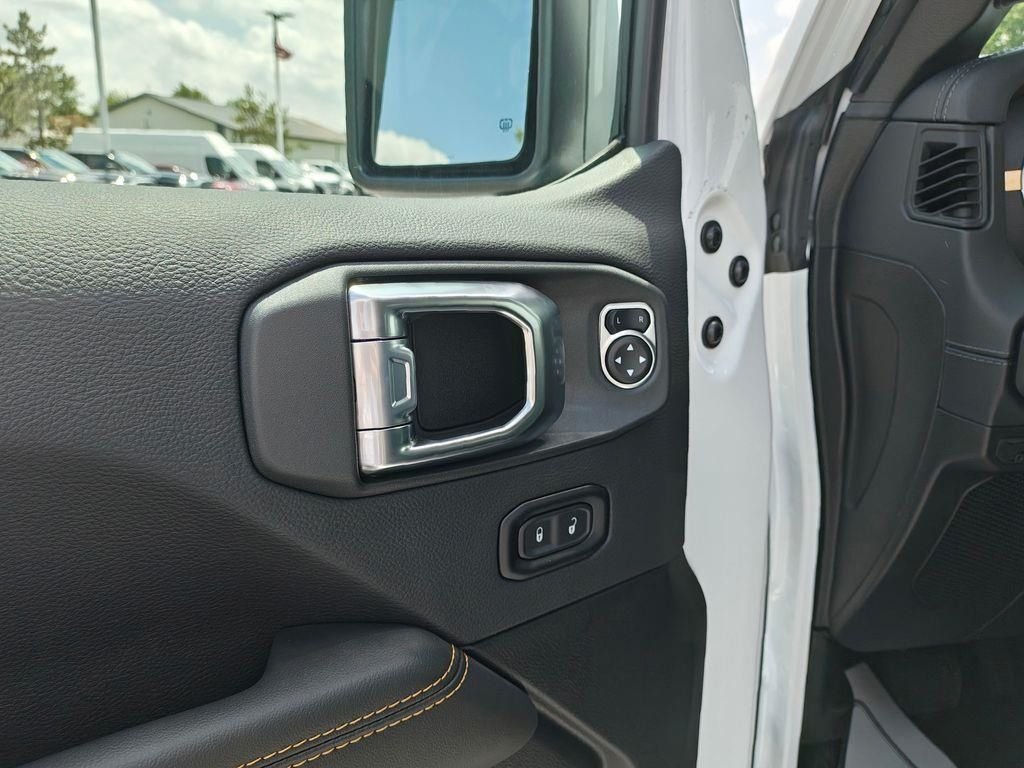 New 2026 Bright White Clear-Coat Exterior Paint Jeep Sahara image 19