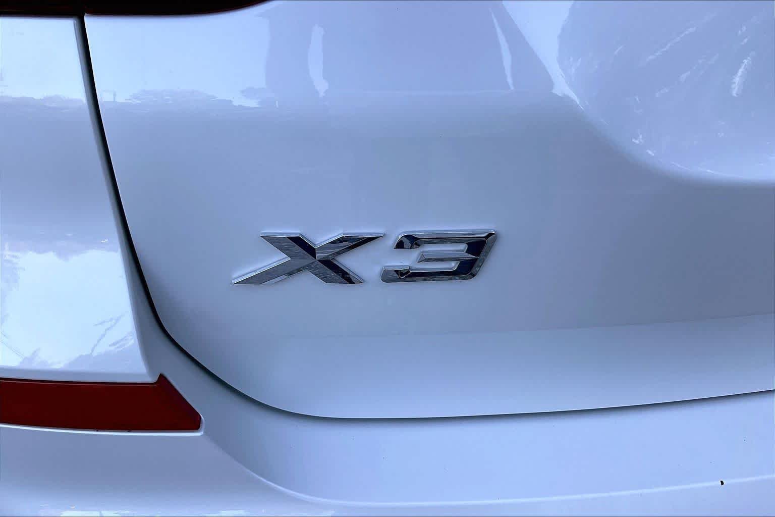 Used 2021 Mineral White Metallic BMW xDrive30e image 9