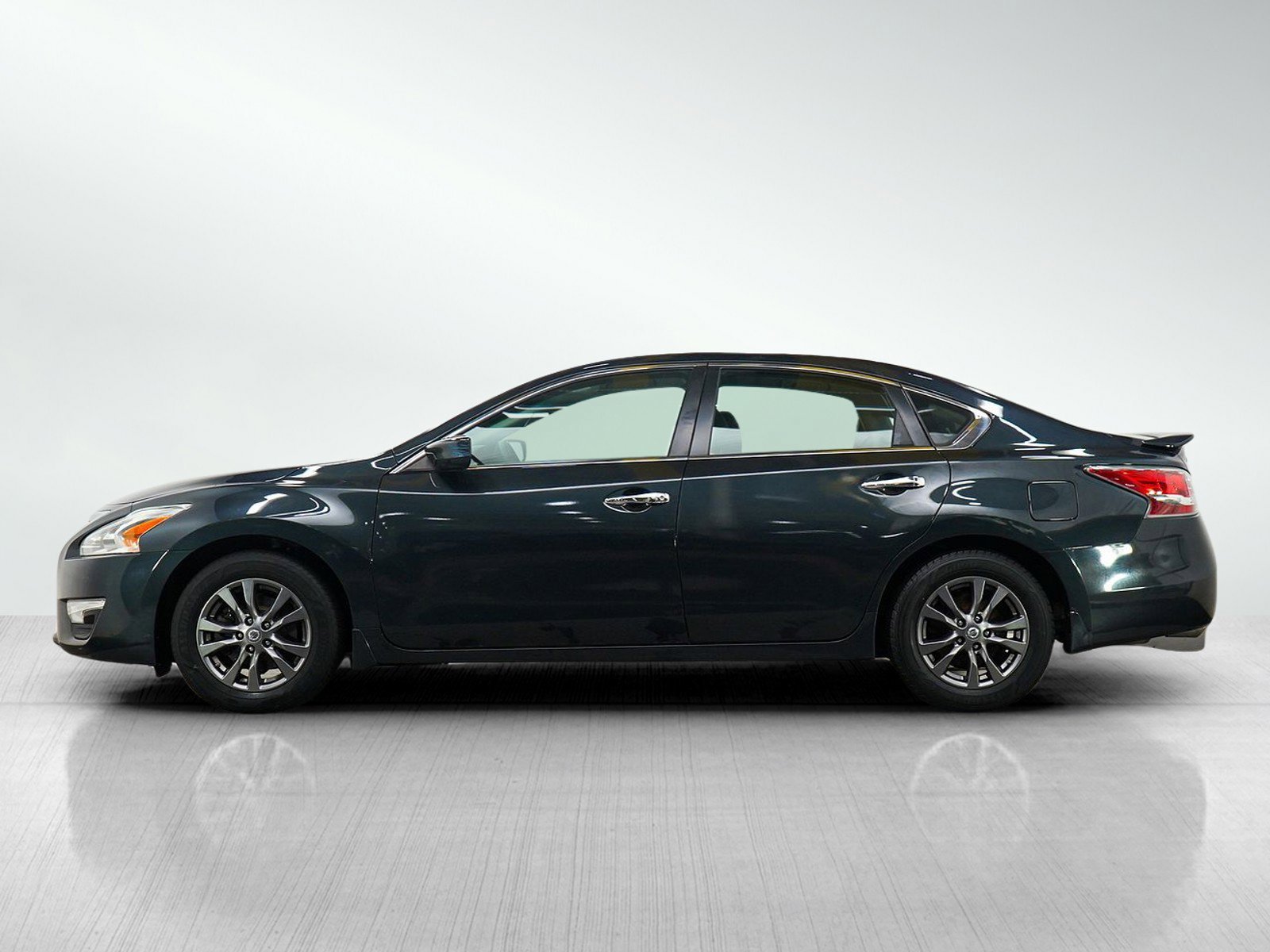Used 2015 Nissan Altima S with VIN 1N4AL3AP4FC468318 for sale in Minneapolis, Minnesota