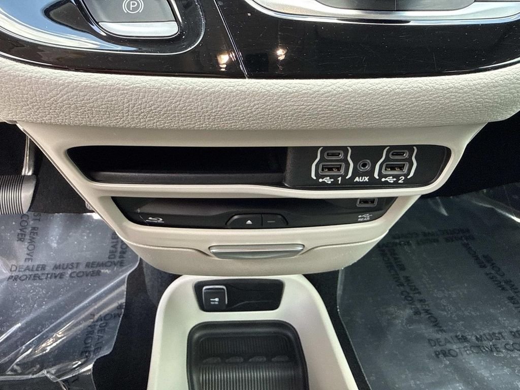 Used 2022 Red Chrysler Touring L image 35