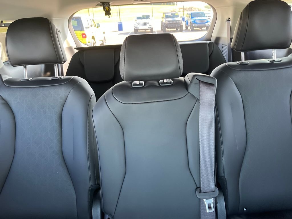 Used 2023 Red Kia EX image 22