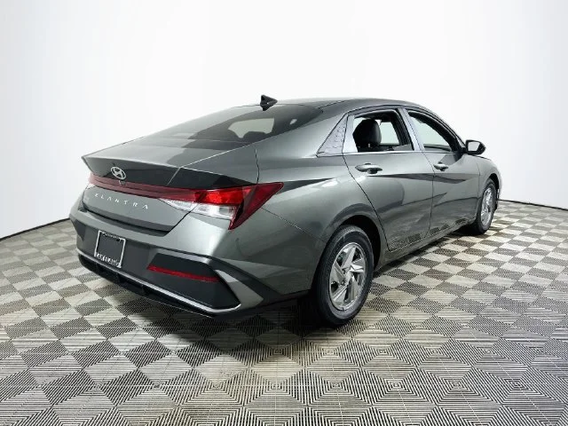 New 2026 Hyundai ELANTRA SE