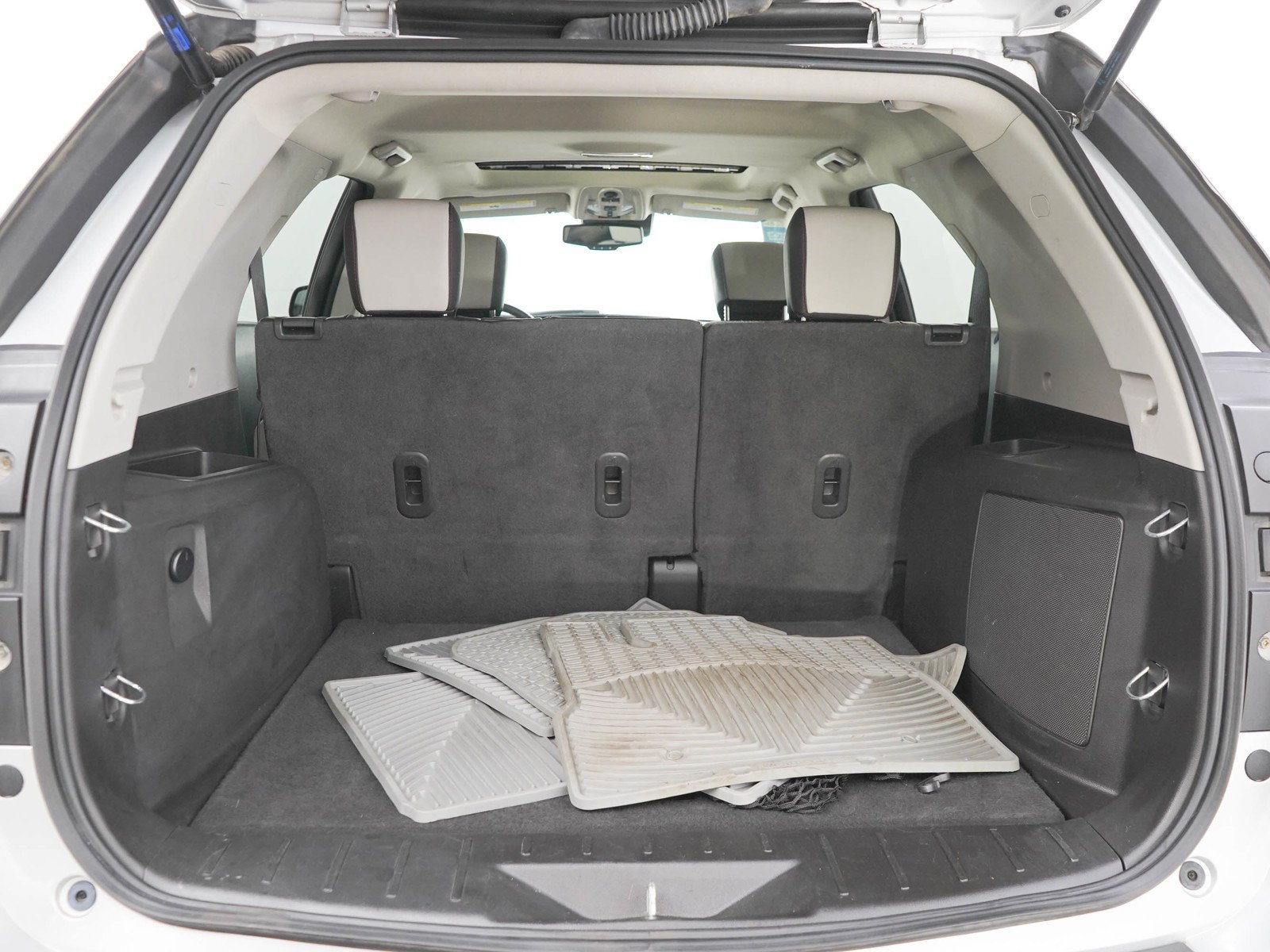 Used 2015 Silver Ice Metallic Chevrolet Ltz image 9