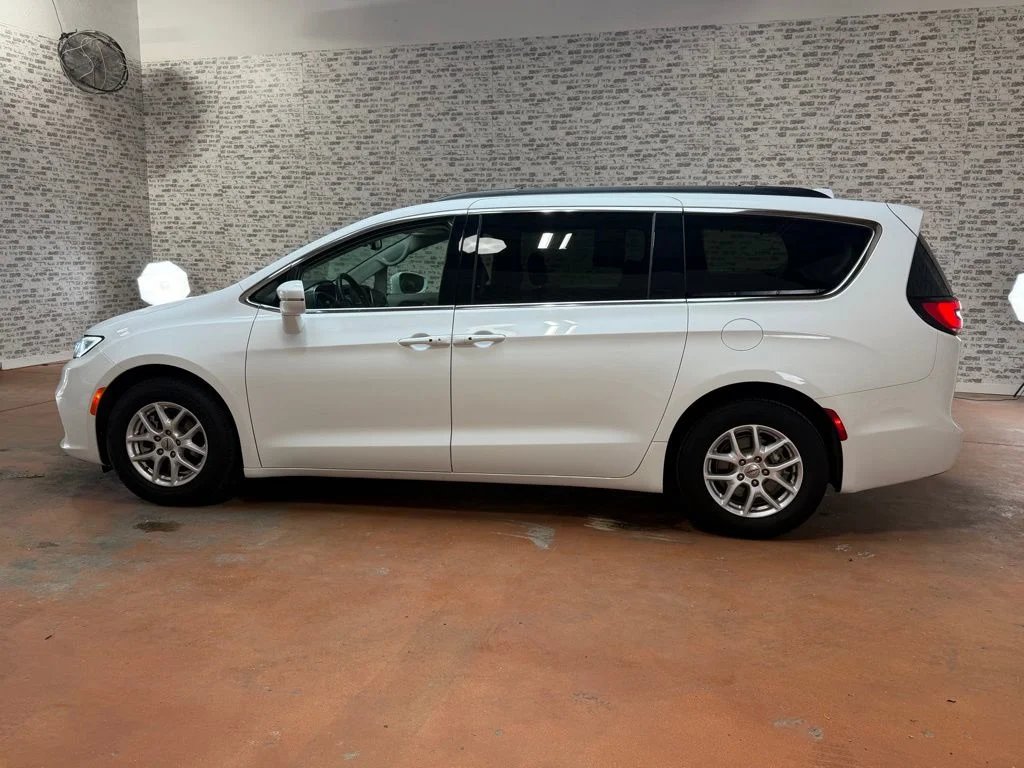 Used 2022 White Chrysler Touring L image 4