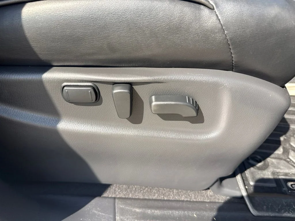 Certified Used 2018 Liquid Platinum INFINITI Base image 35