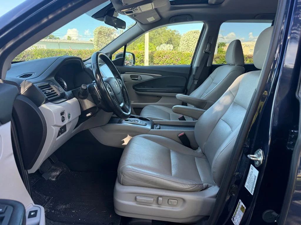 Used 2020 Obsidian Blue Pearl Honda RTL image 10