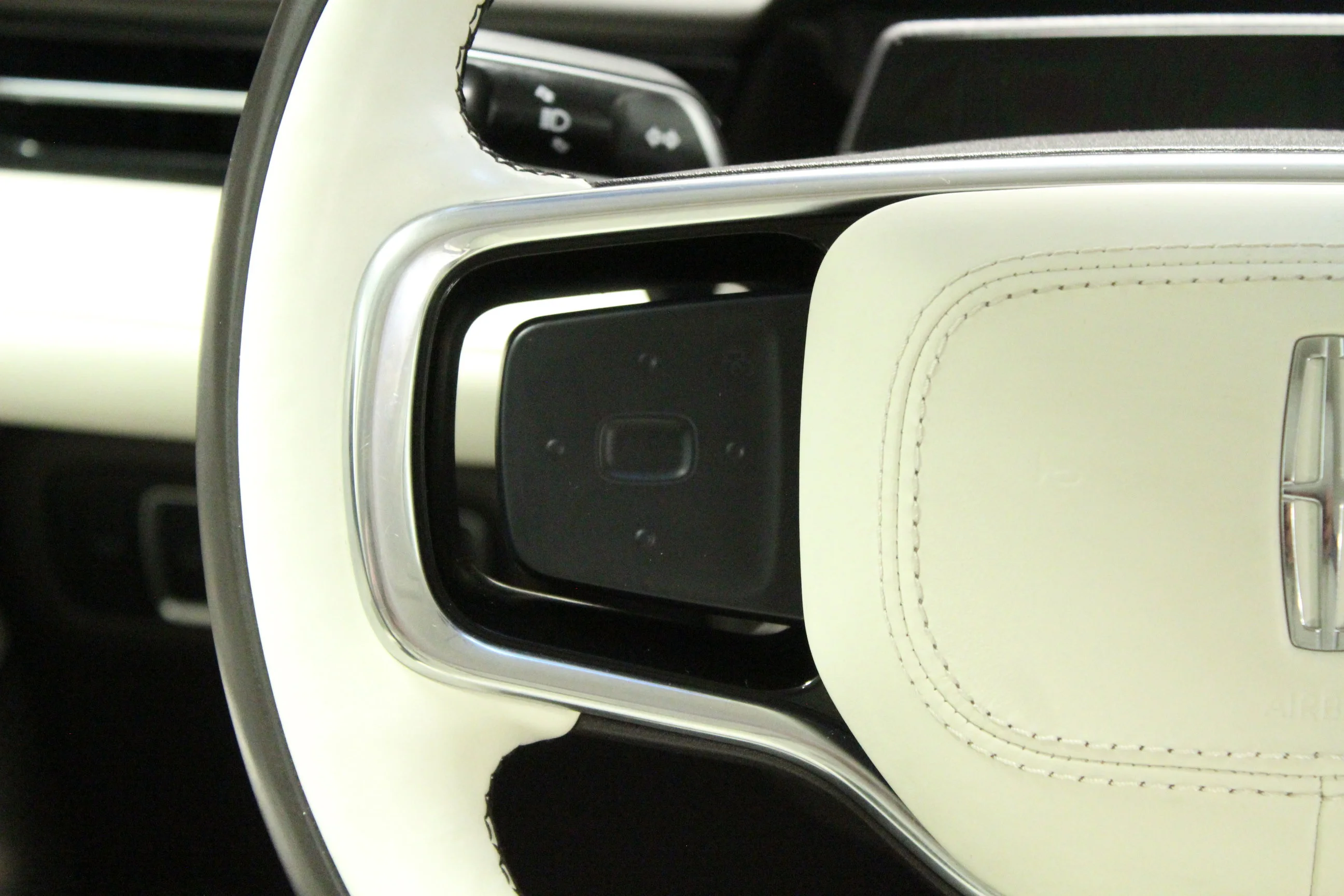 Used 2024 White Platinum Clearcoat Metallic Lincoln Black Label image 23