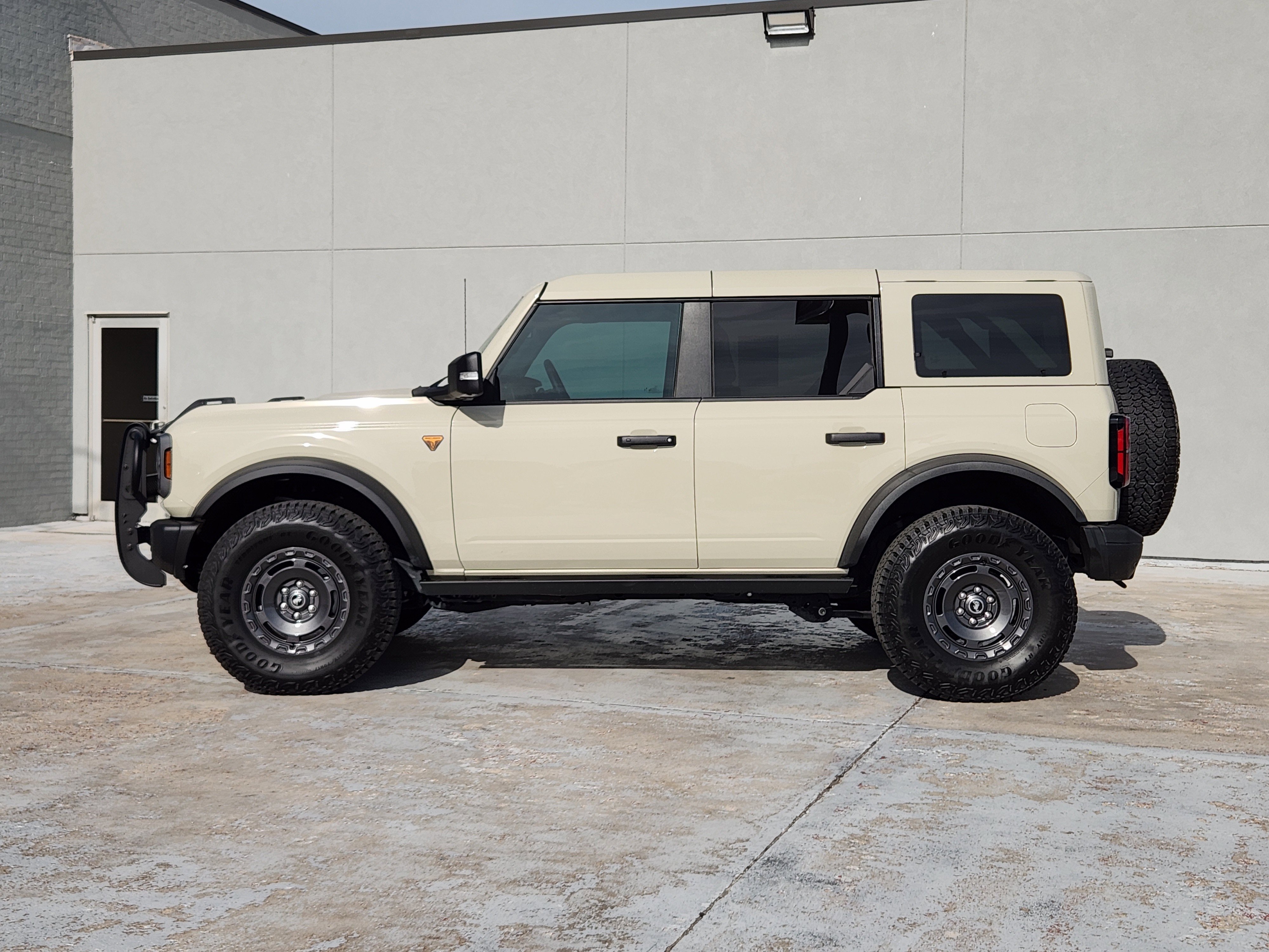 Used 2025 Desert Sand Ford Badlands image 5