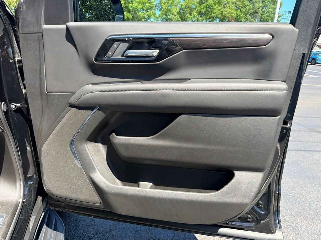 Used 2025 Black Chevrolet LT image 26