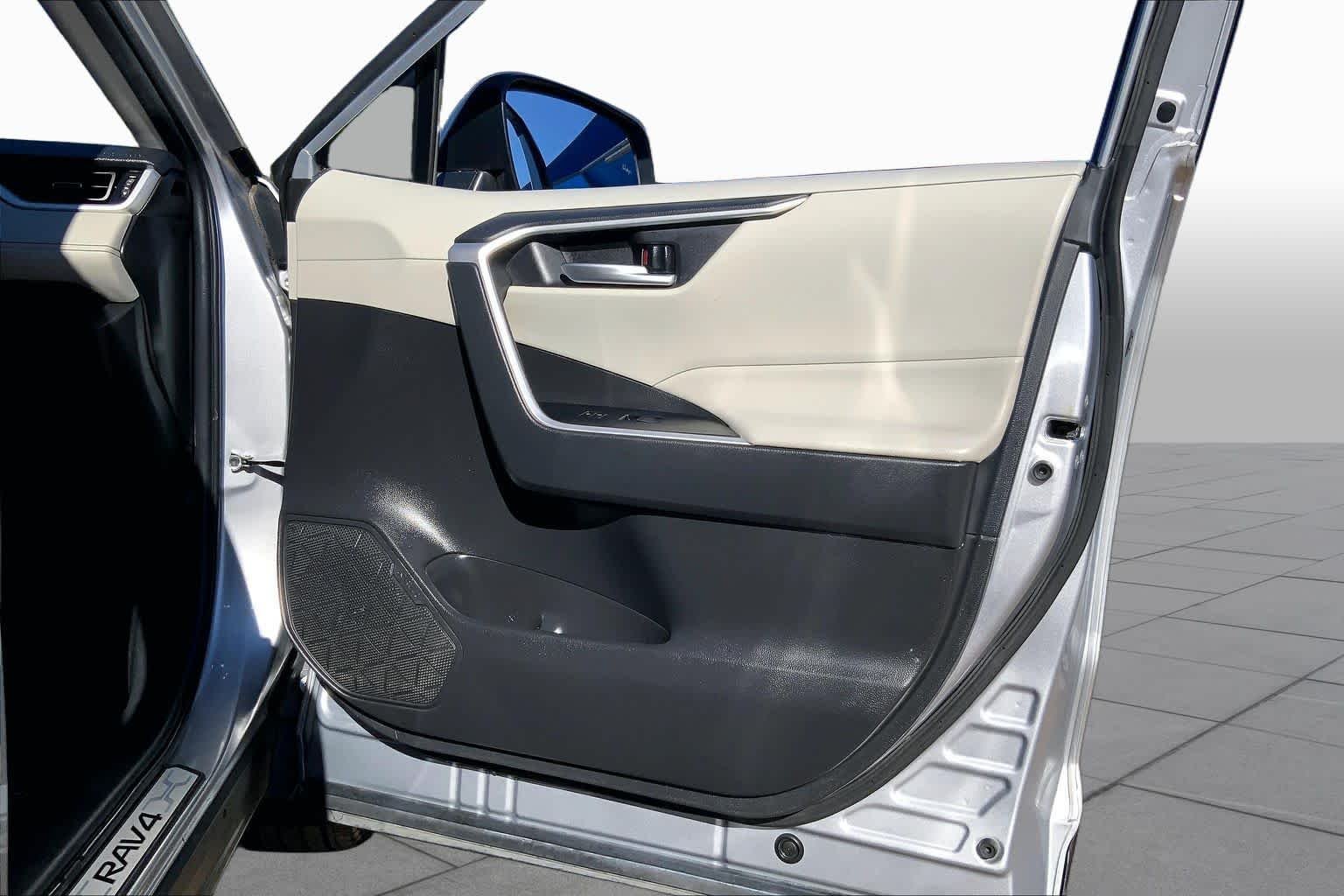 Used 2024 Silver Sky Metallic Toyota XLE Premium image 23