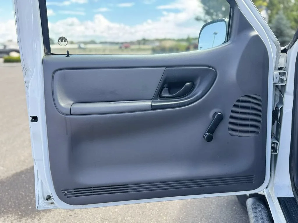 Used 2001 White Ford  image 10