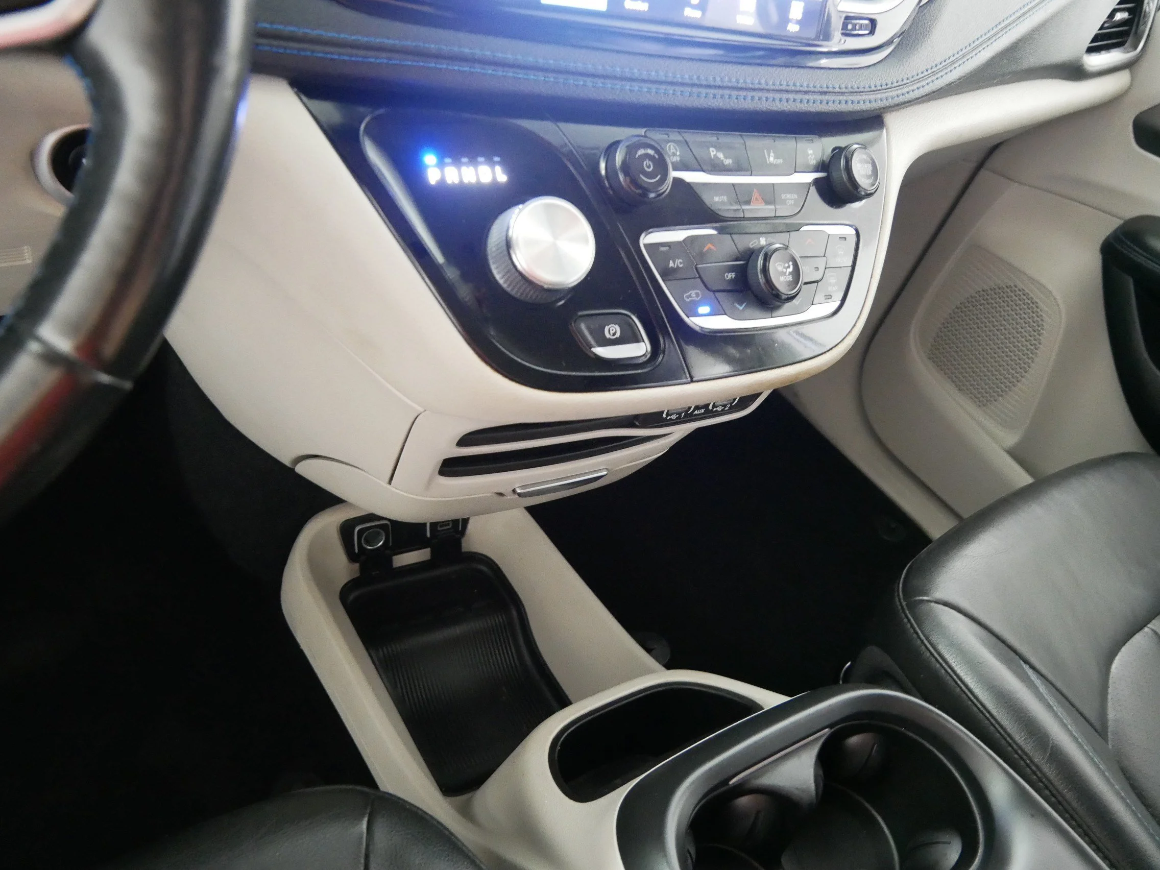Used 2021 Bright White Clearcoat Chrysler Touring L image 24