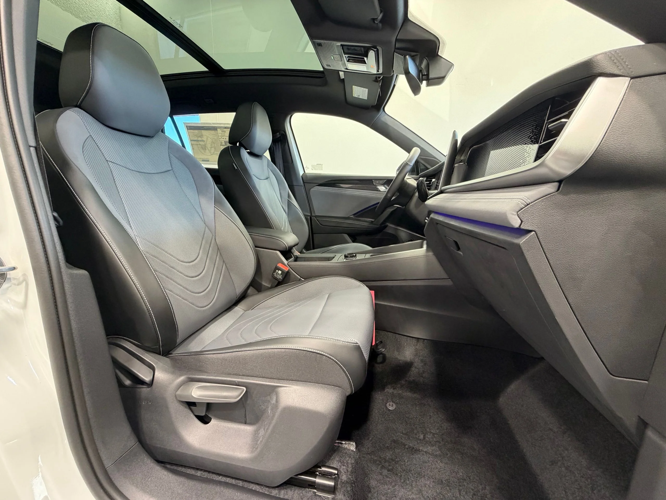 New 2026 White Volkswagen 2.0T SE R-Line Black image 29