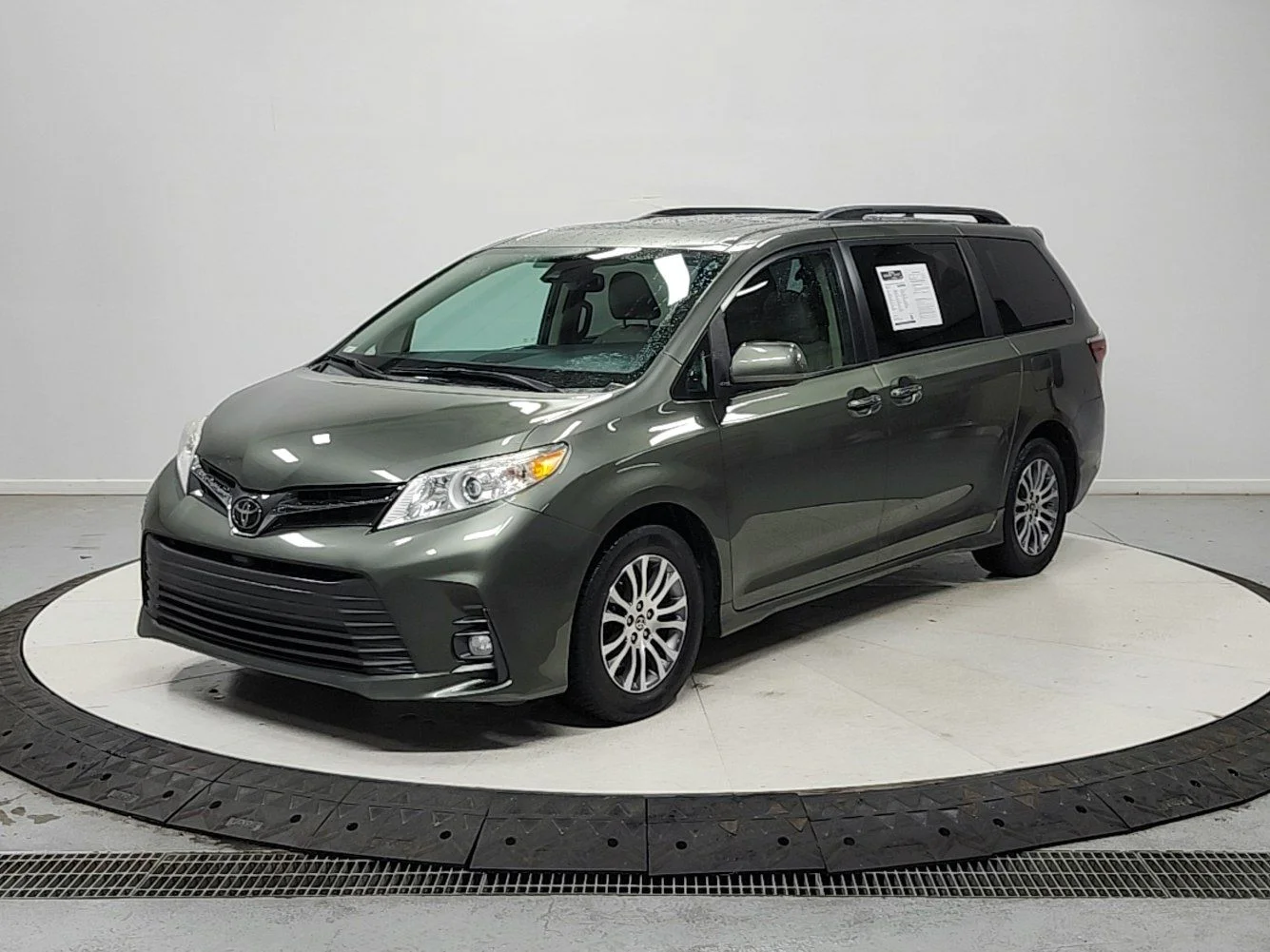 Used 2020 Green Toyota XLE Premium image 4