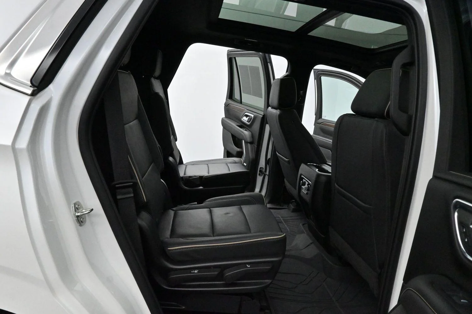 Used 2023 Iridescent Pearl Tricoat Chevrolet Premier image 38