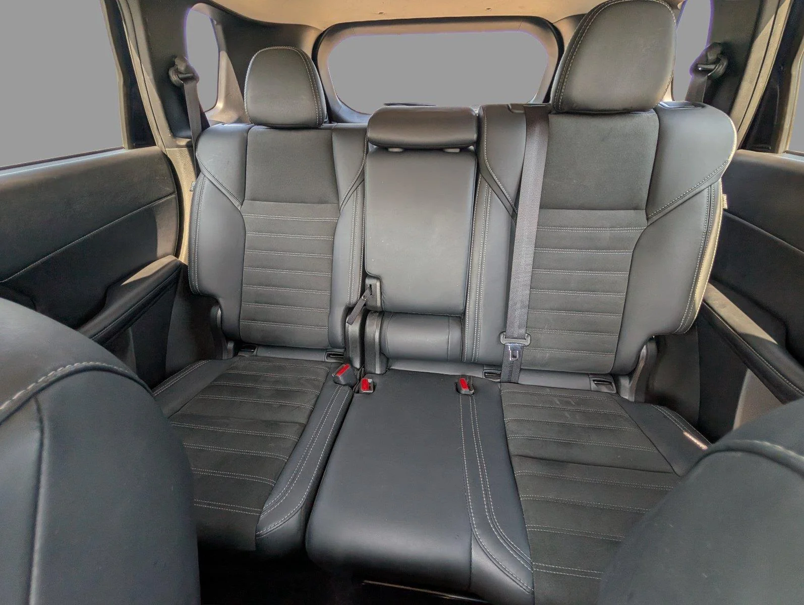 Used 2025 Cosmic Blue Metallic Mitsubishi SE image 13