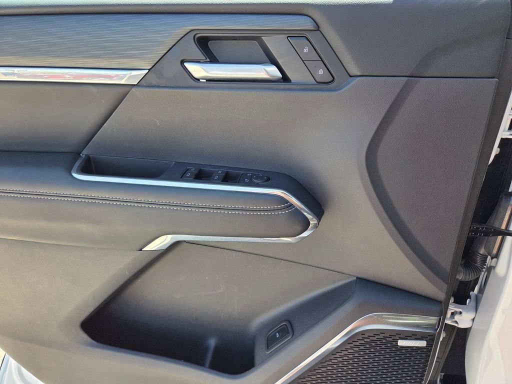 Used 2025 Summit White GMC FWD Elevation image 22