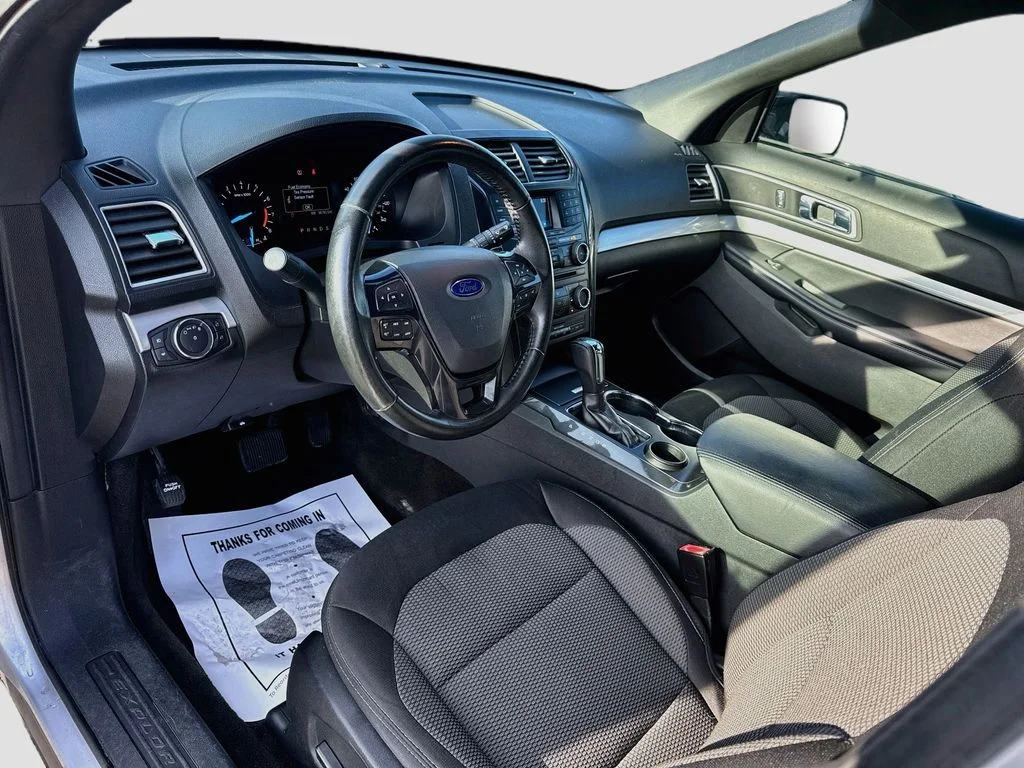 Used 2017 Silver Ford XLT image 9
