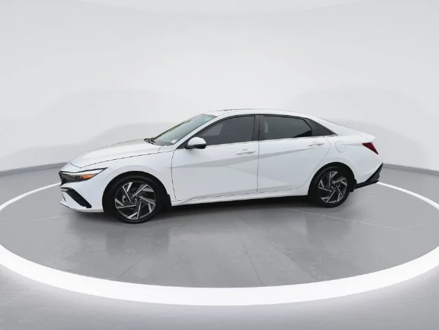 Used 2025 White Hyundai Limited image 4