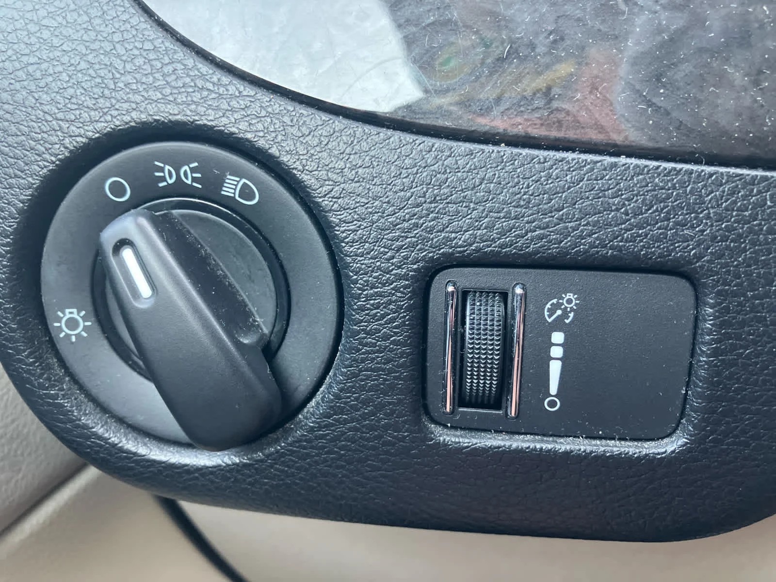 Used 2019 Granite Pearlcoat Dodge SE image 13